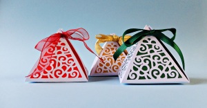 Jõuluvärvides väiksed kingikarbid, punane, roheline, kuldne, Craft boxes, Paper boxes, Christmas colors of small gift boxes, red, green, golden